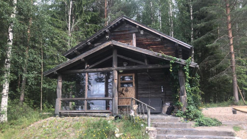 uma pequena cabana de madeira no meio de uma floresta em Könölä em Outokumpu