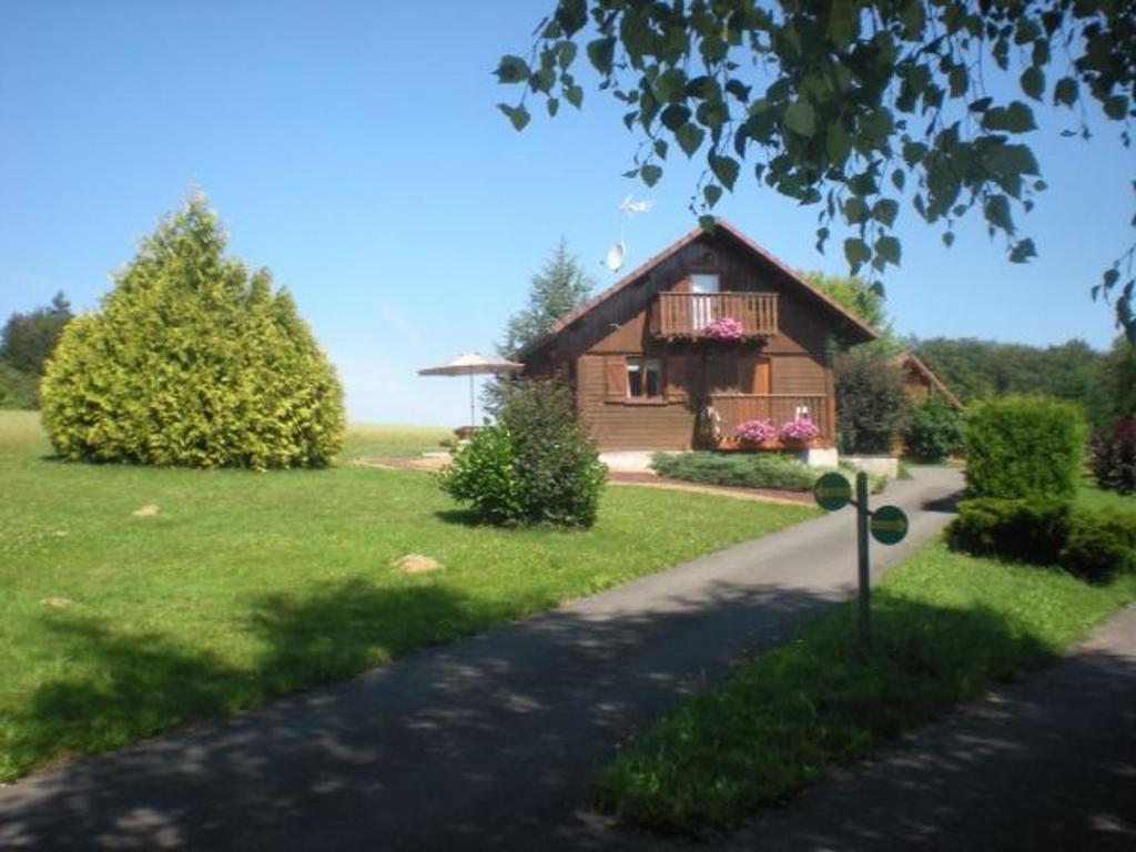 a house in a yard with a path leading to it at Gîte Le Val-d'Ajol, 2 pièces, 4 personnes - FR-1-589-135 in Le Val-dʼAjol