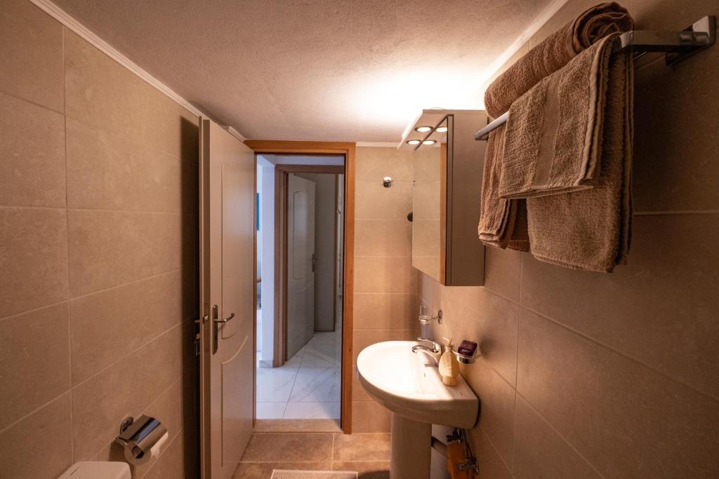 A bathroom at Filocsenia luxury apartment at tsoutsouras