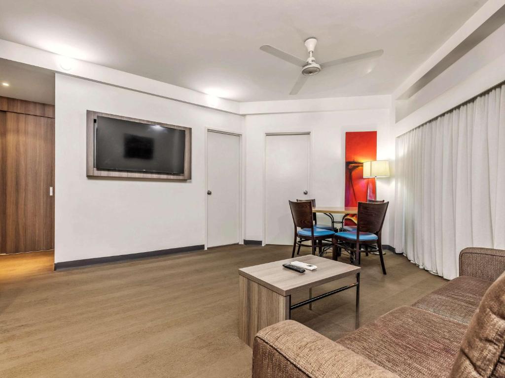 TV a/nebo společenská místnost v ubytování Novotel Darwin CBD