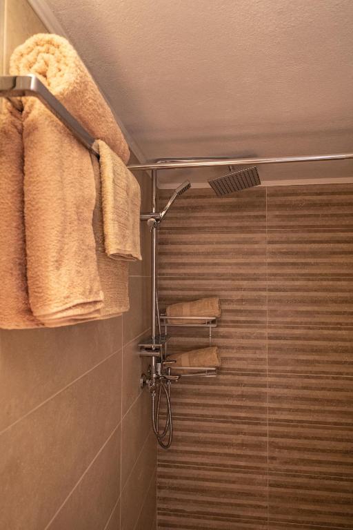 A bathroom at Filocsenia luxury apartment at tsoutsouras