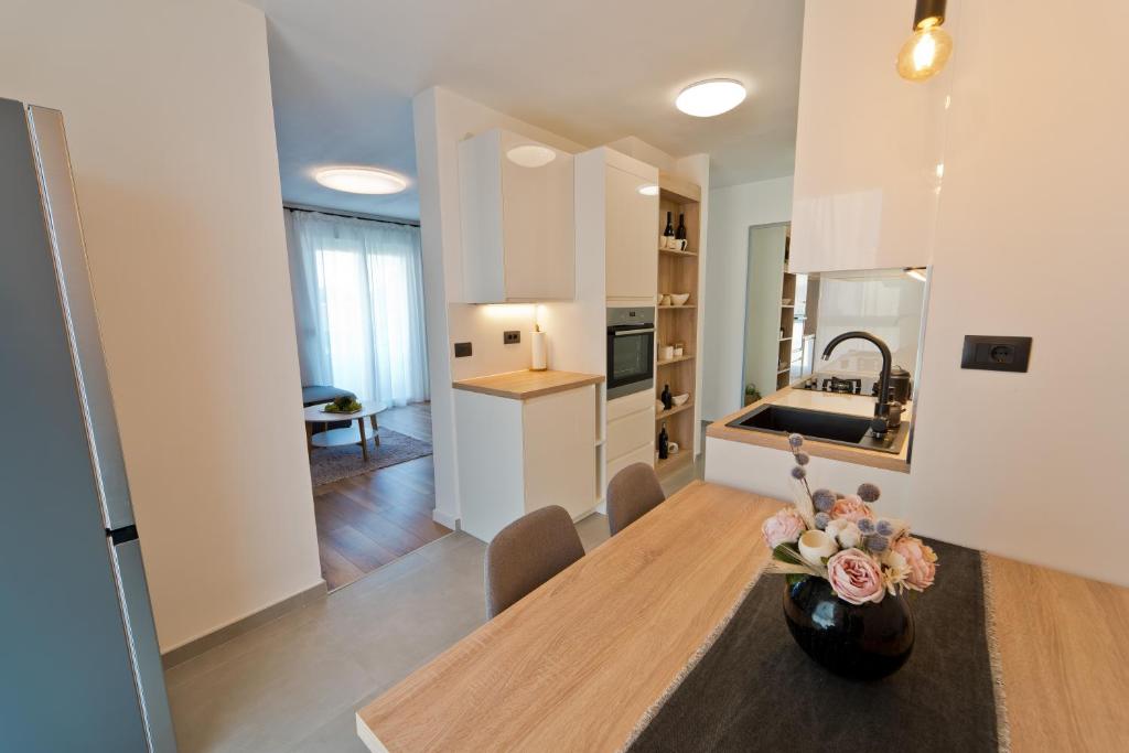 kuchnia i salon ze stołem jadalnym i kuchnia z kuchnią w obiekcie MaLeMi apartment w Puli