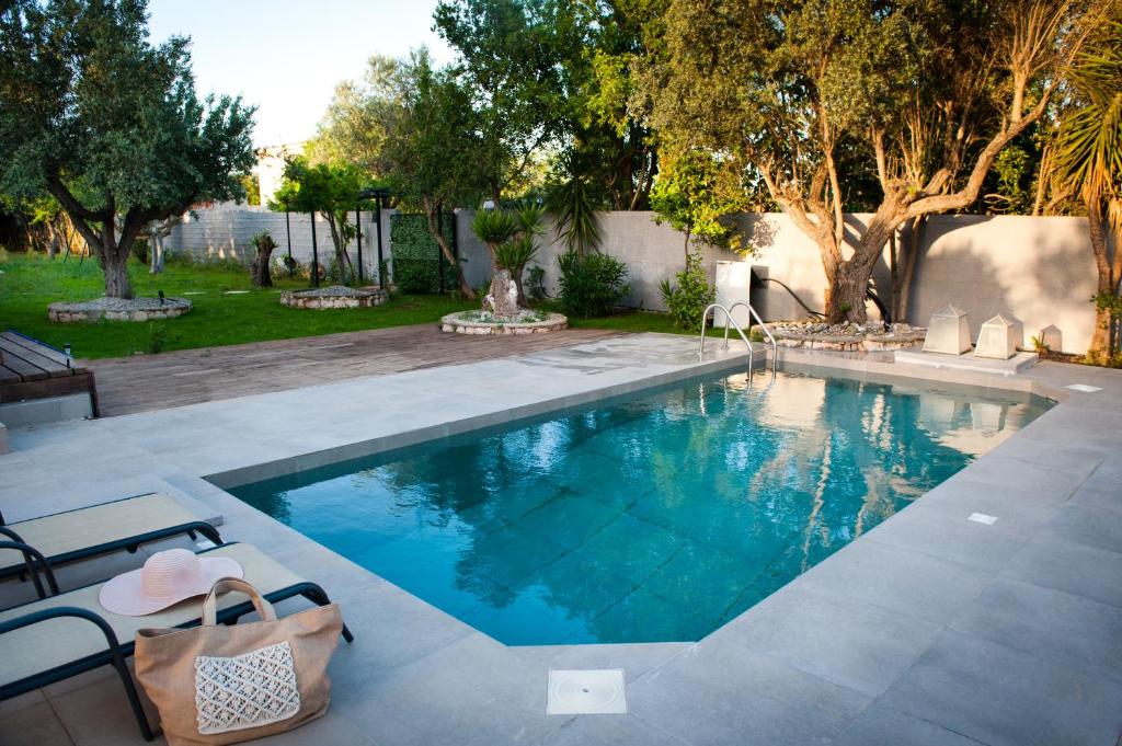 Cottage Villa with Private Pool & Garden 5' from Airport