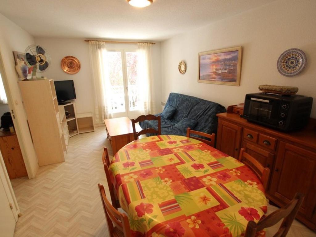 Il comprend un salon avec une table et une cuisine. dans l'établissement Appartement Bagnères-de-Luchon, 3 pièces, 4 personnes - FR-1-313-178, à Luchon