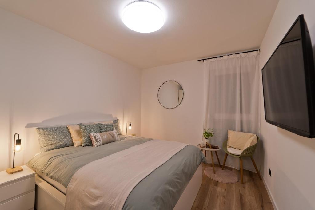 sypialnia z łóżkiem i telewizorem z płaskim ekranem w obiekcie MaLeMi apartment w Puli
