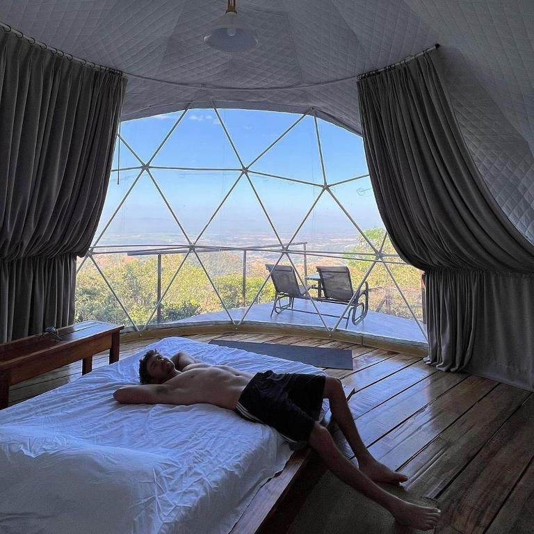 Postel nebo postele na pokoji v ubytování Domos Mirador Romantic Private Honeymoon Glamping