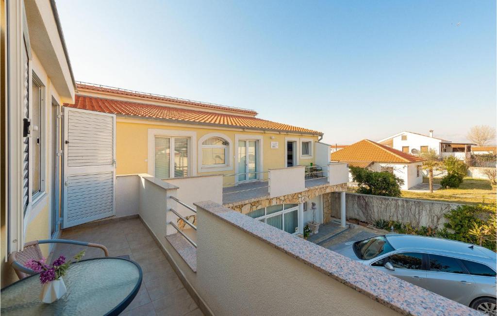 En balkon eller terrasse på Nice Apartment In Nin With Wifi