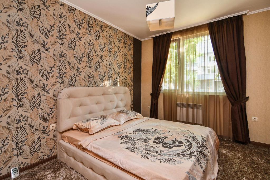 Cozy small one BR flat with parking close to center