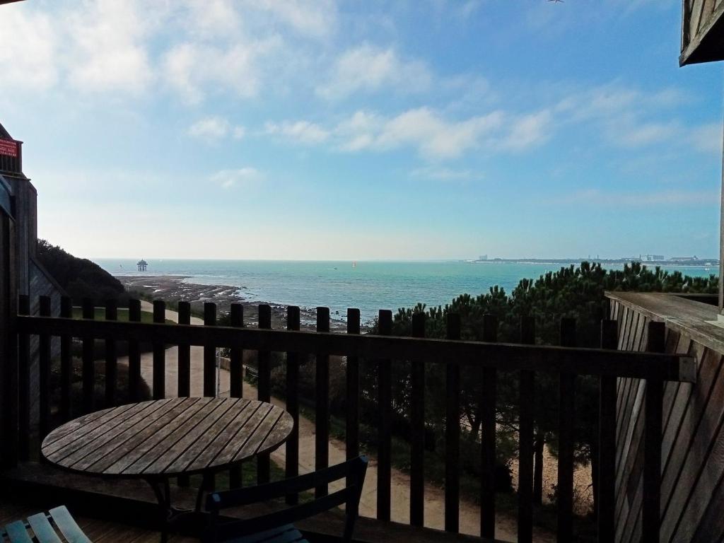 un balcon avec une table et une vue sur l'océan dans l'établissement La Rochelle: Bel app. 4 pers avec balcon vue mer, parking, proche plage - FR-1-551-50, à La Rochelle