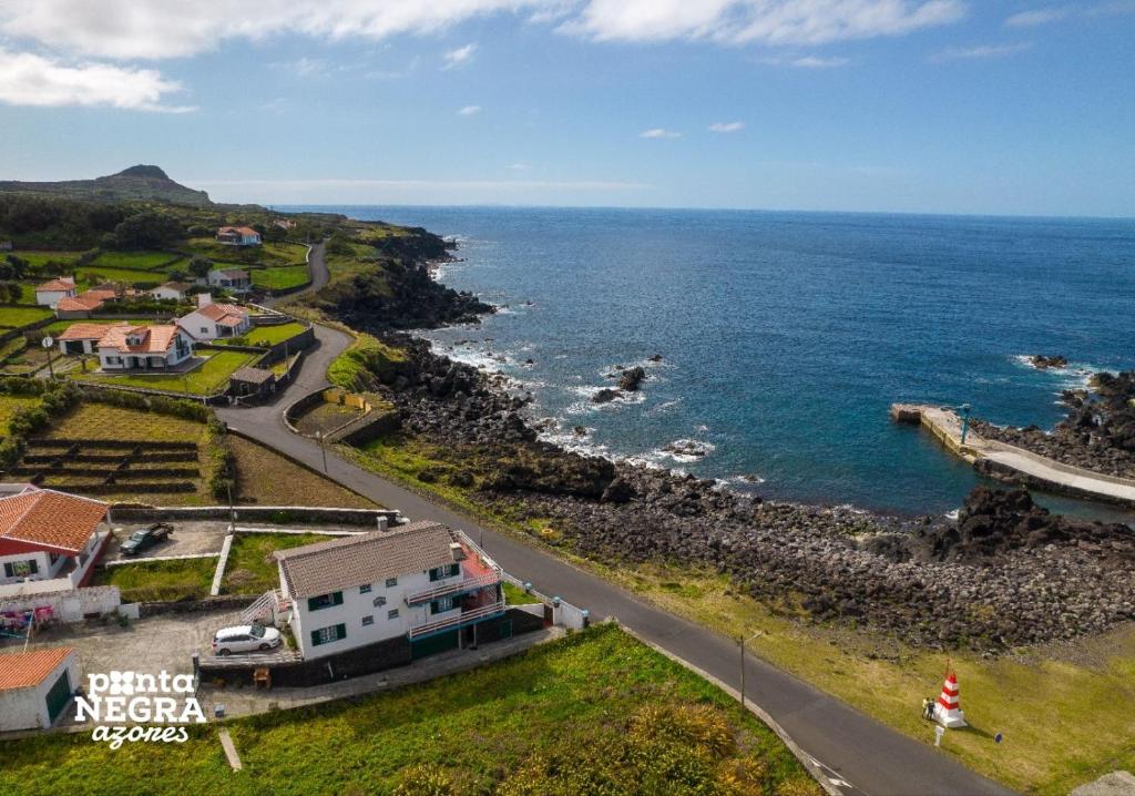 an aerial view of the ocean and a road at Casa da Maresia in Biscoitos