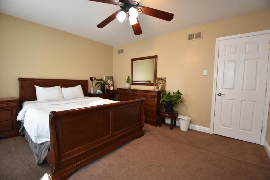 Tuscany 2900 - Classic Italian Style 3BR w Parking near Airport - Queen Room With Shared Bathroom