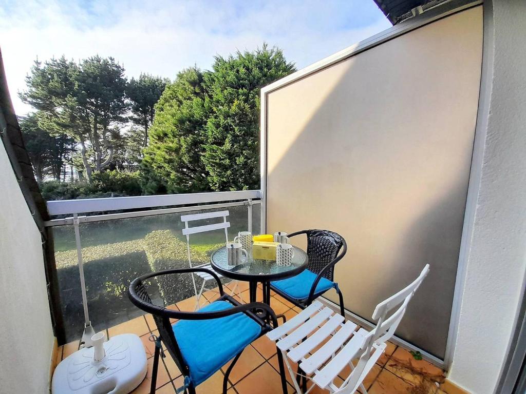Elle comprend un petit balcon avec une table et des chaises. dans l'établissement Charmant Duplex 3p avec Balcon et Aperçu Mer à 550m de la Plage - Parking & Wifi Inclus - FR-1-477-187, à Saint-Philibert