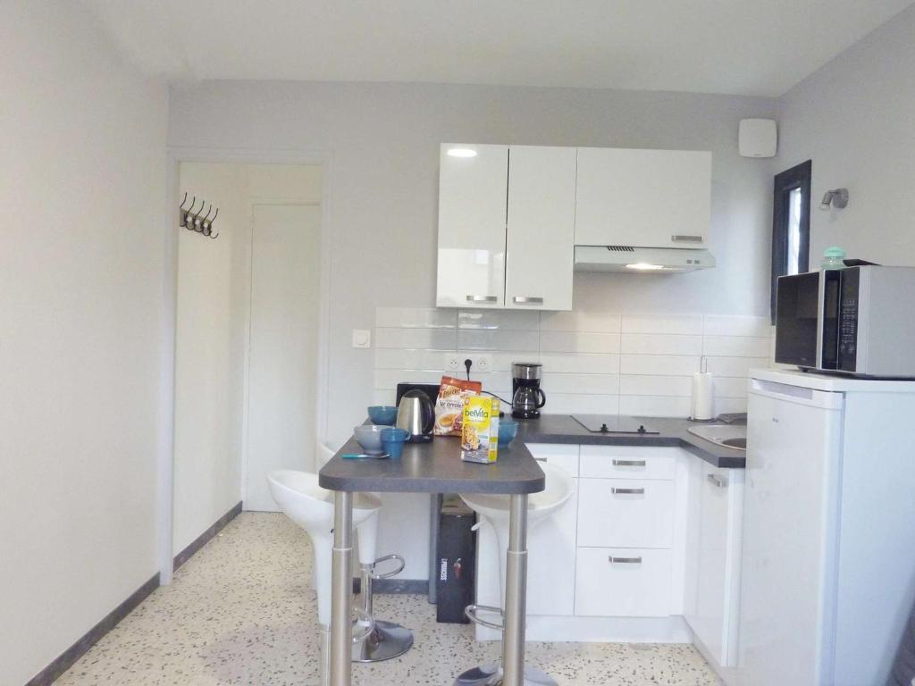 Appartement T2 rénové, climatisé, avec terrasse et parking, proche plage - FR-1-387-166 - Apartment (4 Adults)