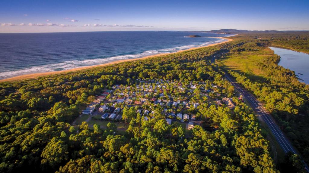 una vista aérea de un complejo junto al océano en Ingenia Holidays Wairo Beach, en Lake Tabourie