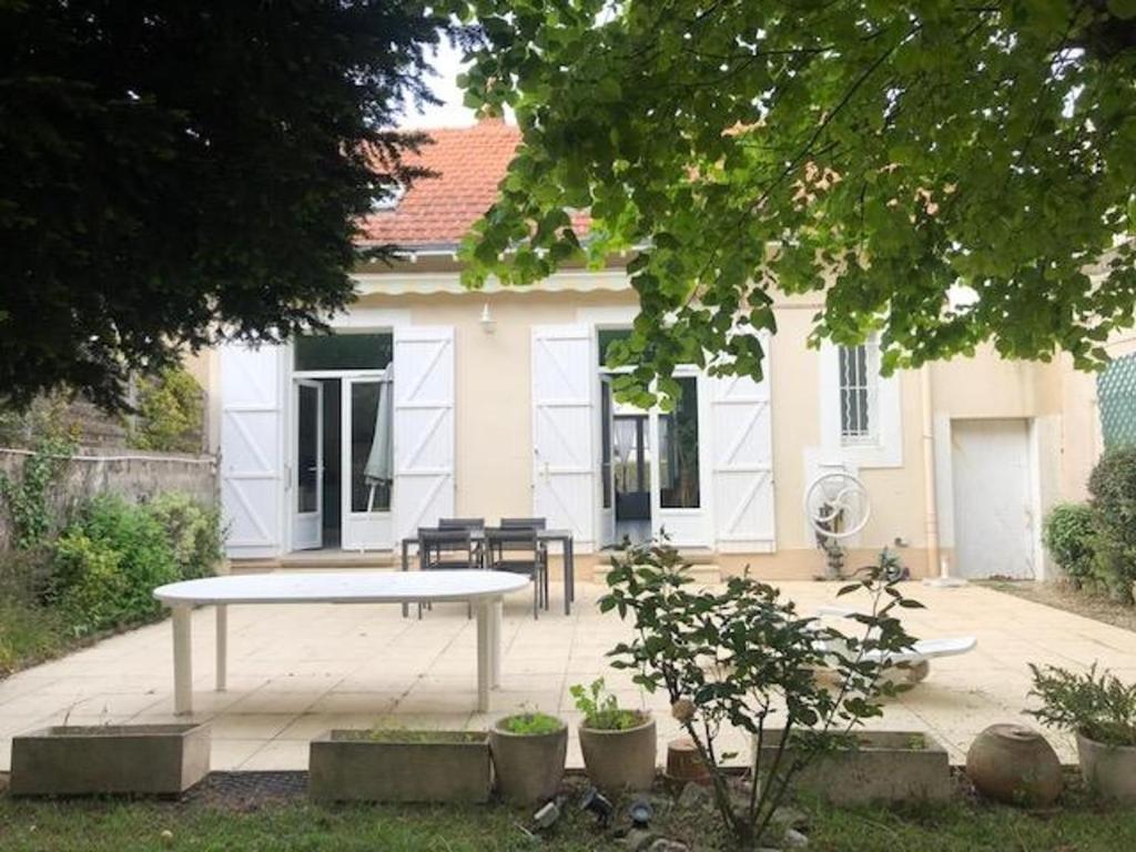 - une table de pique-nique devant une maison dans l'établissement Maison La Bernerie-en-Retz, 6 pièces, 8 personnes - FR-1-612-65, à La Bernerie-en-Retz