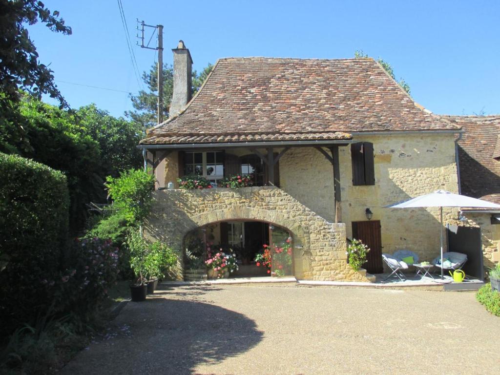 Photo de la galerie de l'établissement Maison périgourdine avec terrasses, jacuzzi et équipements pour enfants en pleine nature - FR-1-616-120, à Saint-Avit-Sénieur