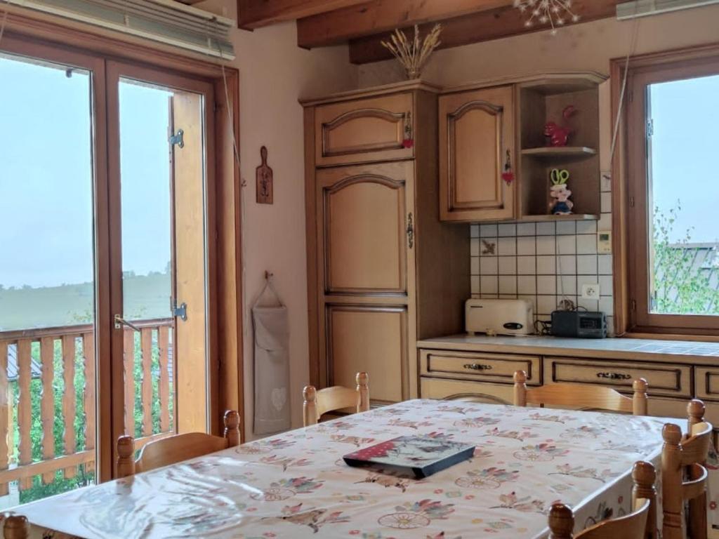 Il comprend une cuisine avec une table et un balcon. dans l'établissement Chalet familial 2*, proche pistes et centre, terrasse sud, vue montagnes - FR-1-618-10, à Albiez-Montrond