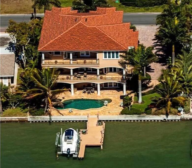 Large Mediterranean Oasis - Water Views & Pool - Housity