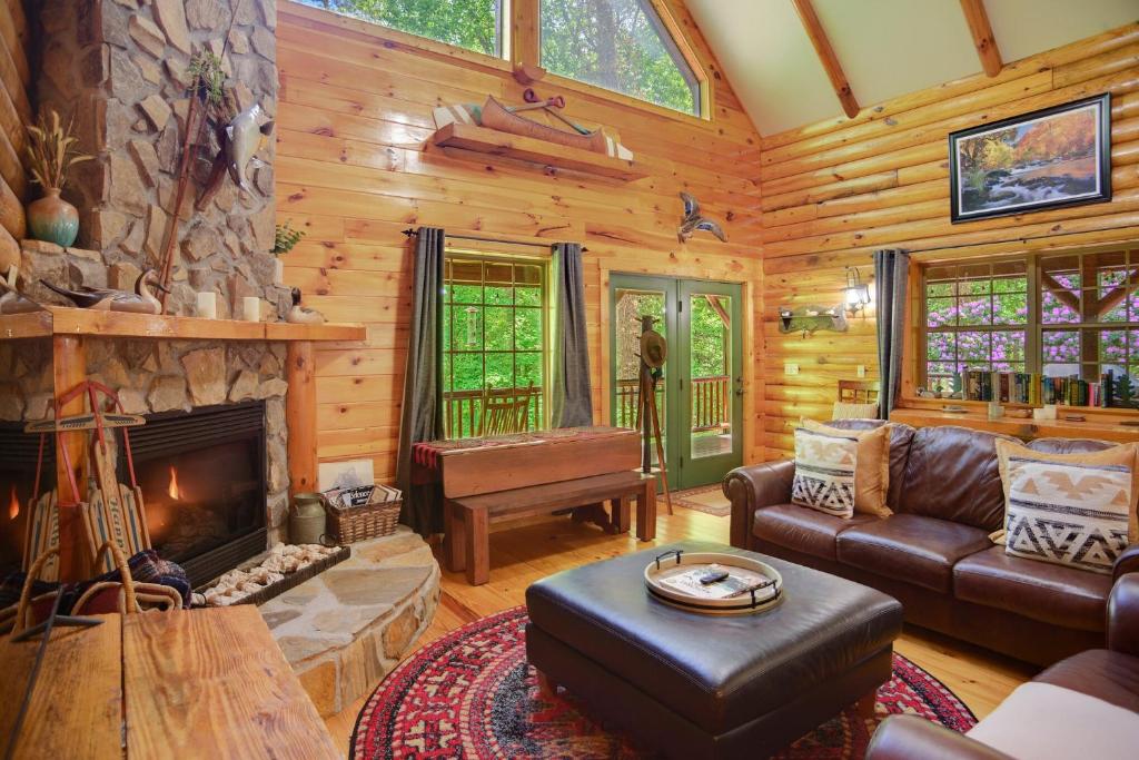 Zona d'estar a Tree Top Lodge - Gorgeous Lake Cabin with Hot Tub & Magnificent Views of Forests and Mountains! cabin