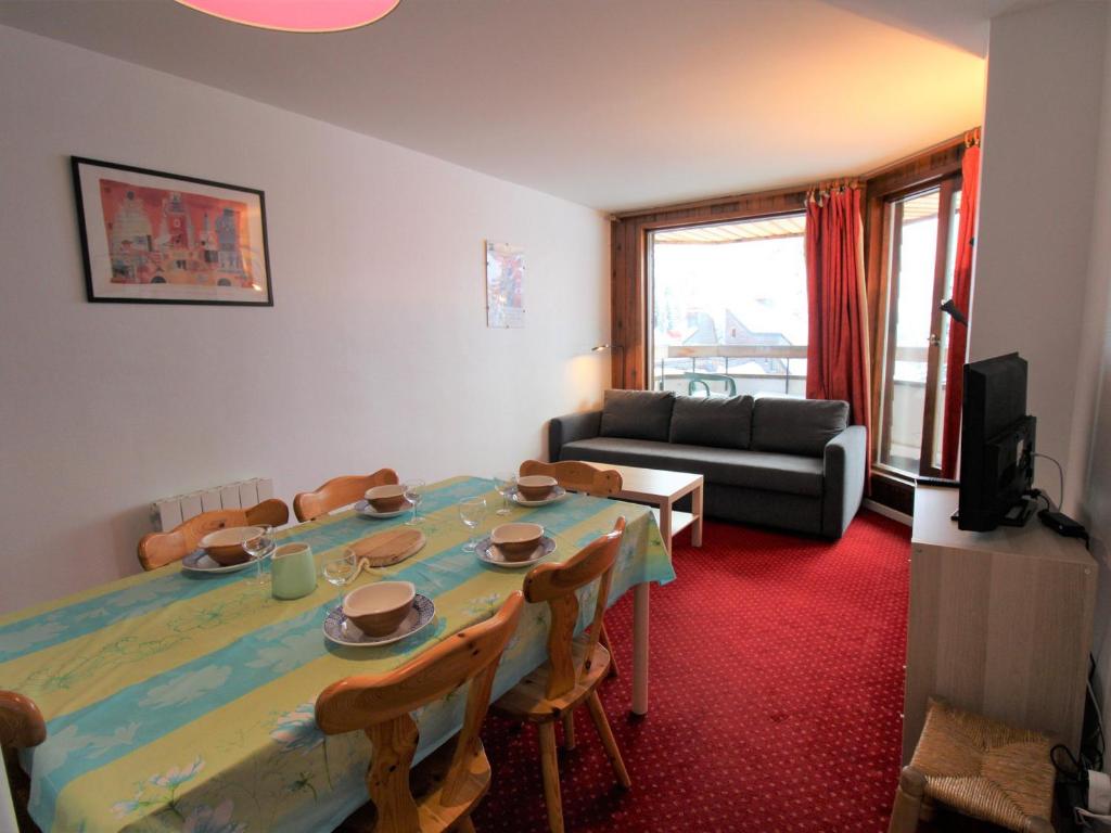 un salon avec une table et un canapé dans l'établissement Appartement spacieux à Avoriaz - Village des Dromonts, 6 pers, 40 m², proche centre et pistes - FR-1-633-39, à Morzine