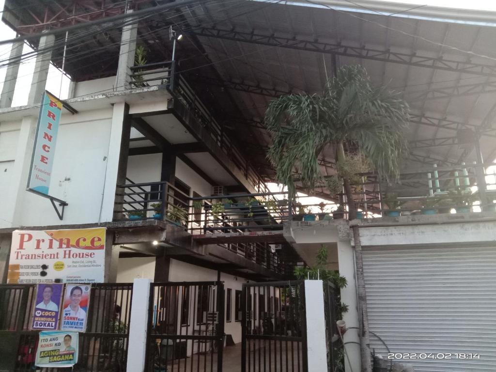 Bangunan di mana terletaknya rumah tamu ini