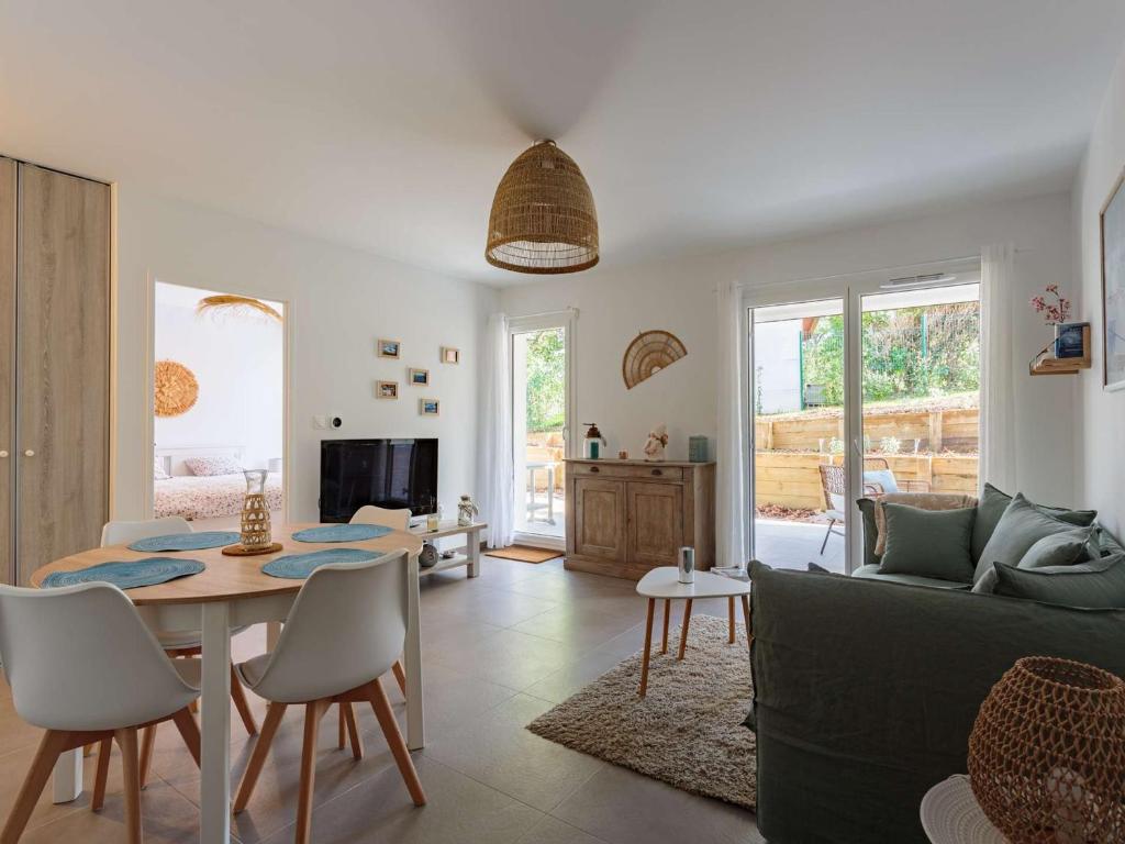 a living room with a table and a couch at Appartement Saint-Jean-de-Luz, 2 pièces, 4 personnes - FR-1-4-617 in Saint-Jean-de-Luz