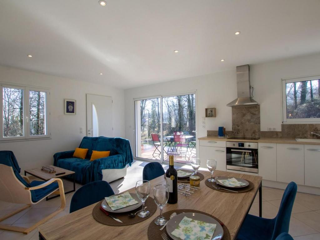 cocina y sala de estar con mesa y sillas en Gîte Saint-Martial-de-Nabirat, 3 pièces, 4 personnes - FR-1-616-242, en Saint-Martial-de-Nabirat