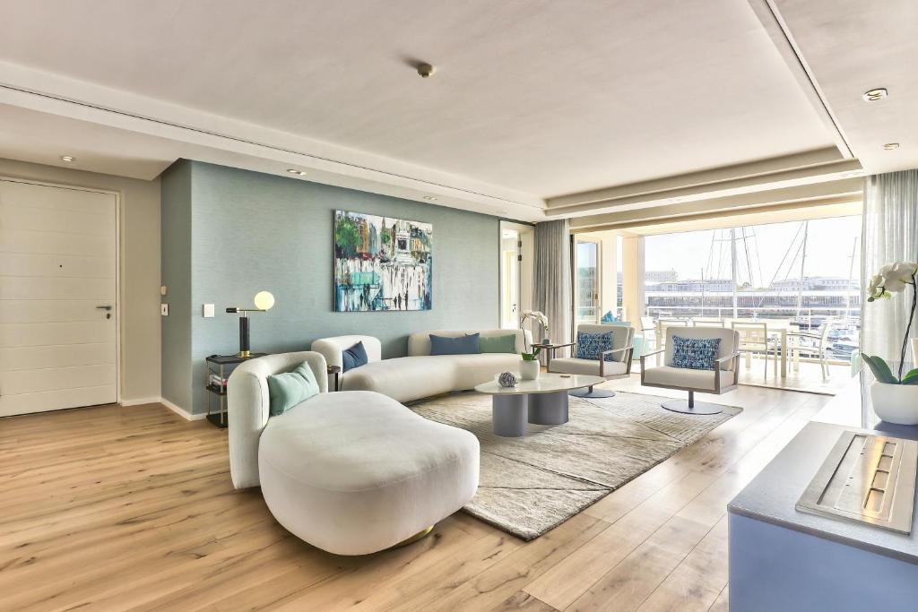 sala de estar con sofá y mesa en Superior Three Bedroom Apartment en Ciudad del Cabo