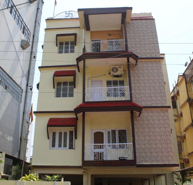 um edifício alto com varandas numa rua da cidade em Corporate Guest House em Ranchi