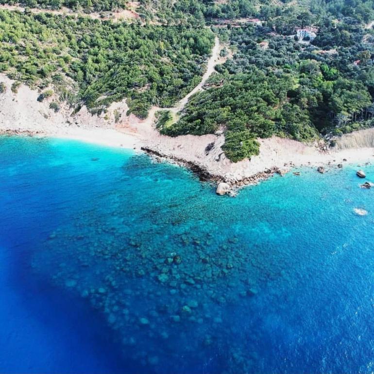 una vista aérea de una playa de agua azul en Likya Inn en Karadere
