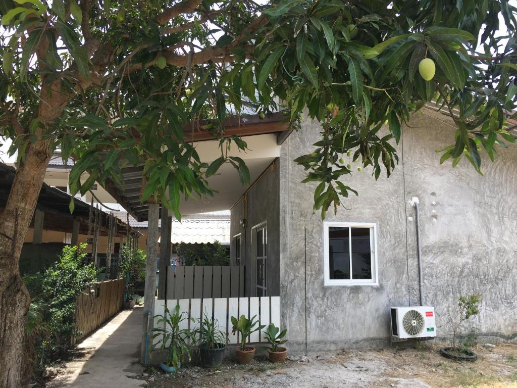 a house with a fence and a tree at Fahad Calm House in Ban Not (1)