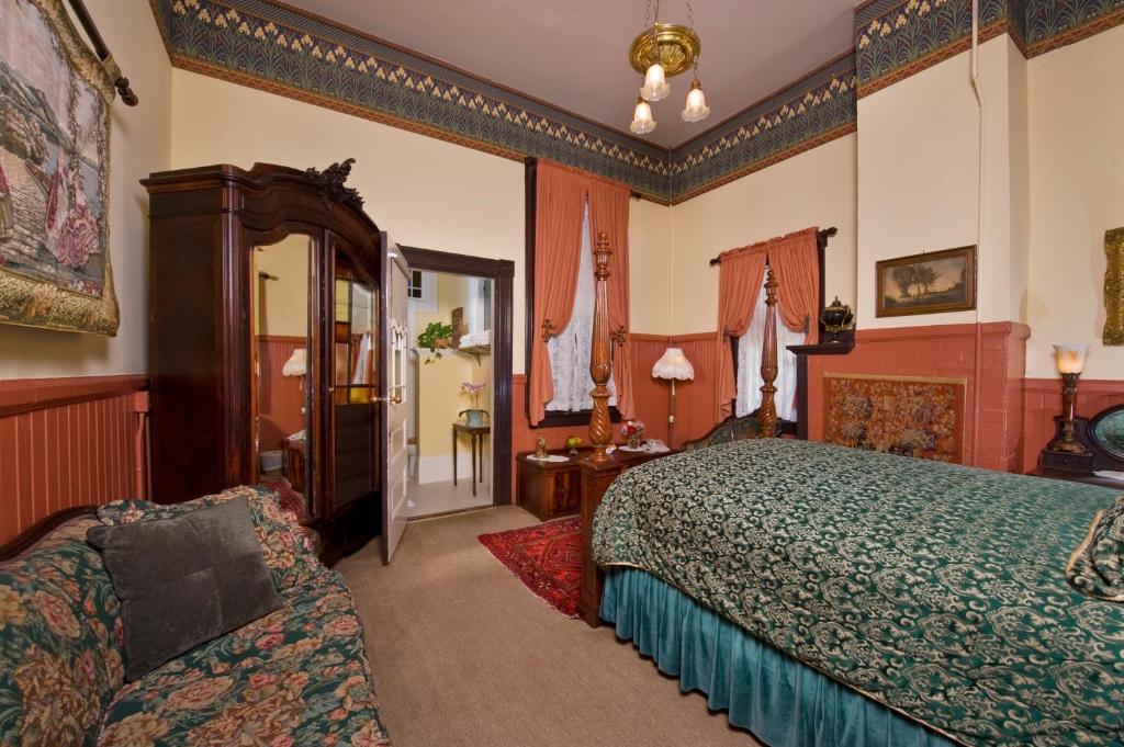 a large bedroom with a bed and a mirror at Inn San Francisco in San Francisco