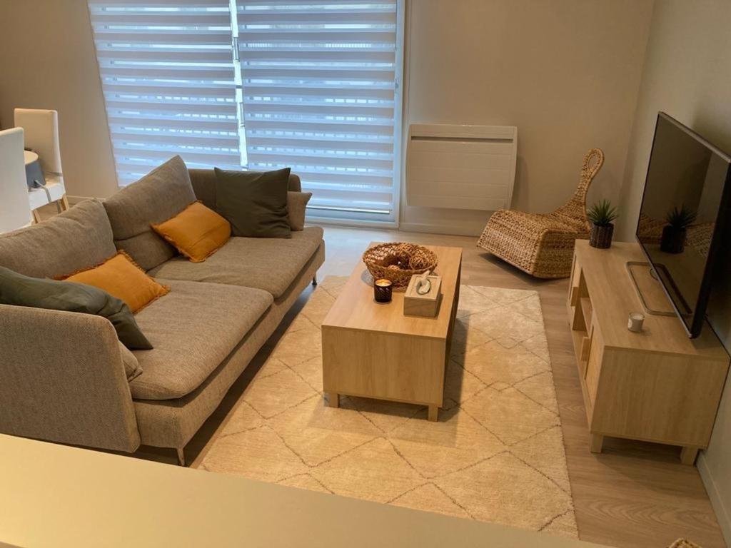 een woonkamer met een bank en een tafel bij Appartement Bayonne, 3 pièces, 4 personnes - FR-1-239-736 in Bayonne