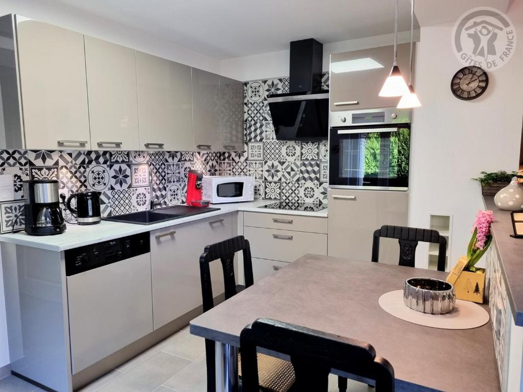 Gîte tout inclus avec jardin clos, terrasse privative, proche forêt et randonnées, 1 chambre, 1 canapé-lit - FR-1-510-168 - Holiday Home