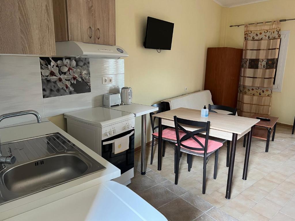 A kitchen or kitchenette at Votsalo Pool Apts
