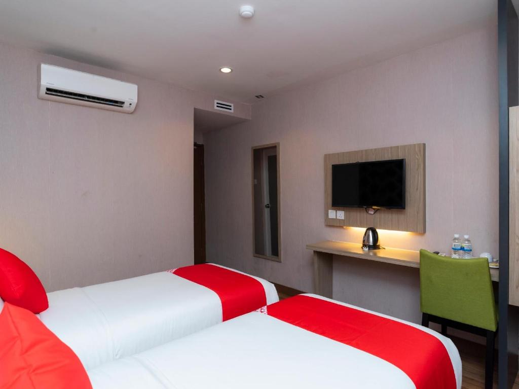 Postel nebo postele na pokoji v ubytování Hotel 101 Ulu Tiram