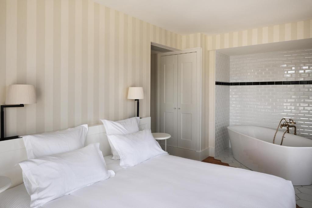 Postel nebo postele na pokoji v ubytování Grand Hôtel Perros-Guirec