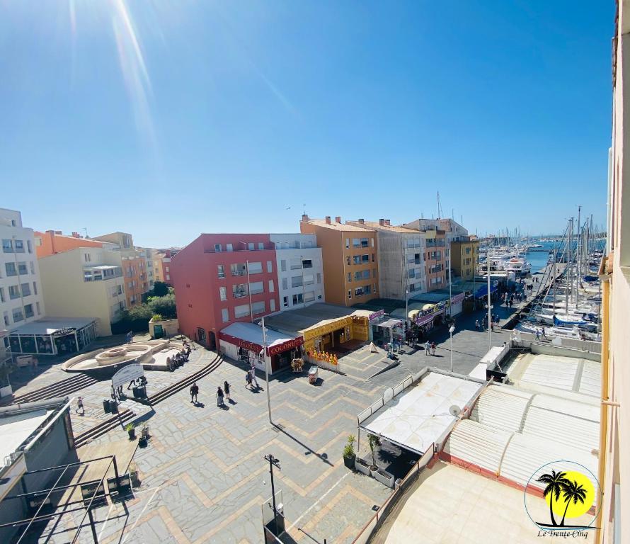 une vue aérienne sur une ville avec des bâtiments et une rue dans l'établissement T4 Le Trente Cinq 3 chambres & climatisation, au Cap d'Agde