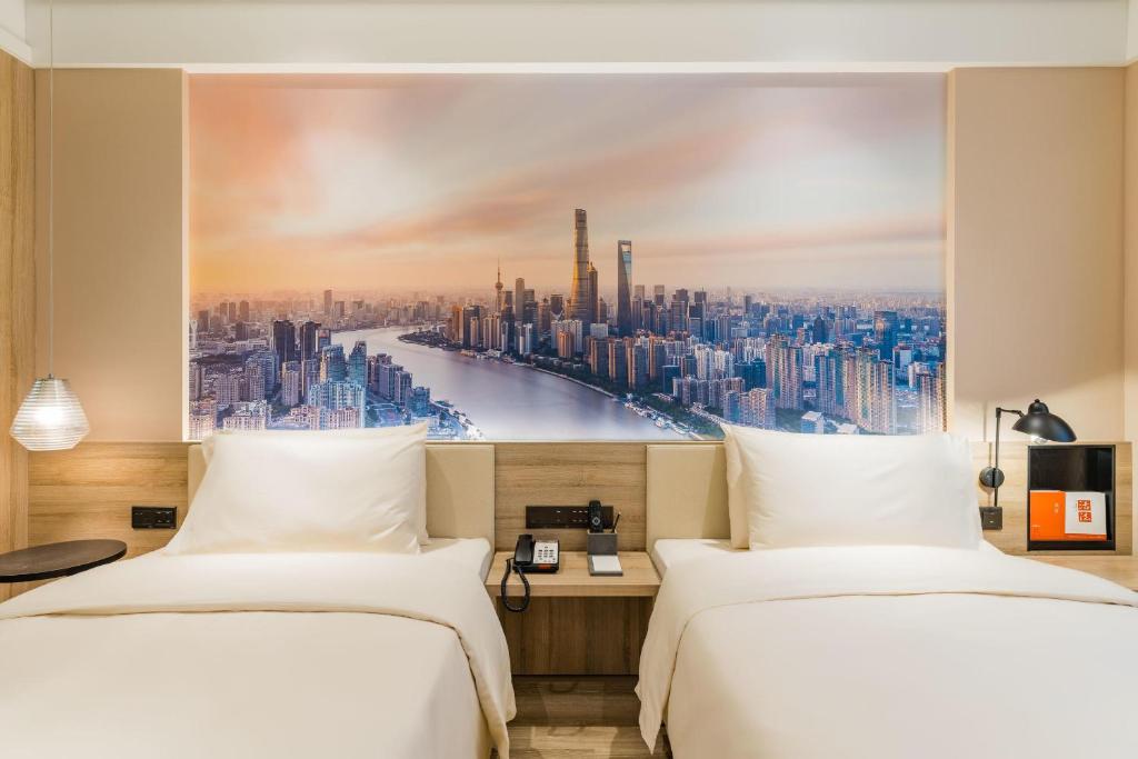 Postel nebo postele na pokoji v ubytování Atour Hotel Shanghai The Old Bund Pier