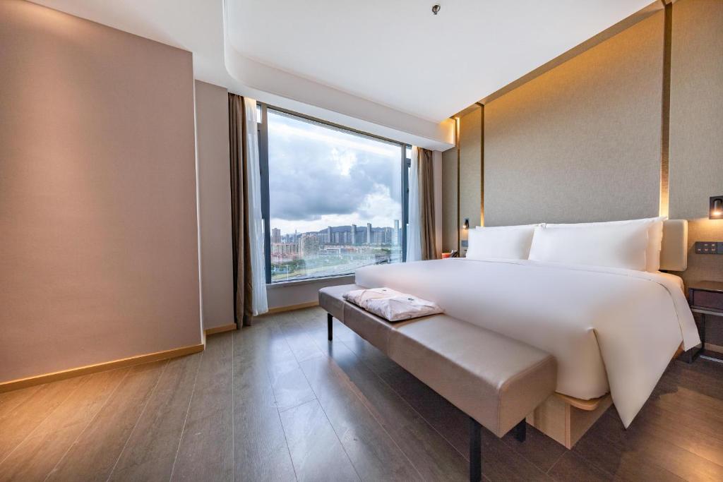 Postel nebo postele na pokoji v ubytování Atour Hotel Zhuhai Gongbei Fuhuali