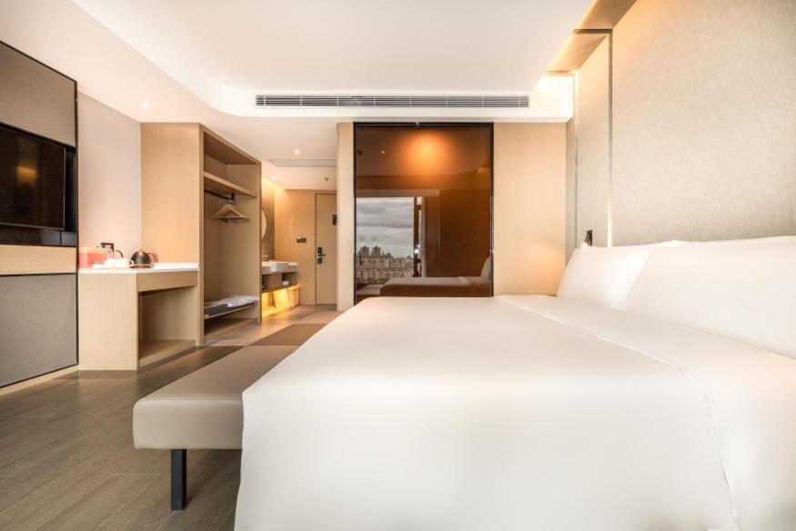 Postel nebo postele na pokoji v ubytování Atour Hotel Zhuhai Gongbei Fuhuali