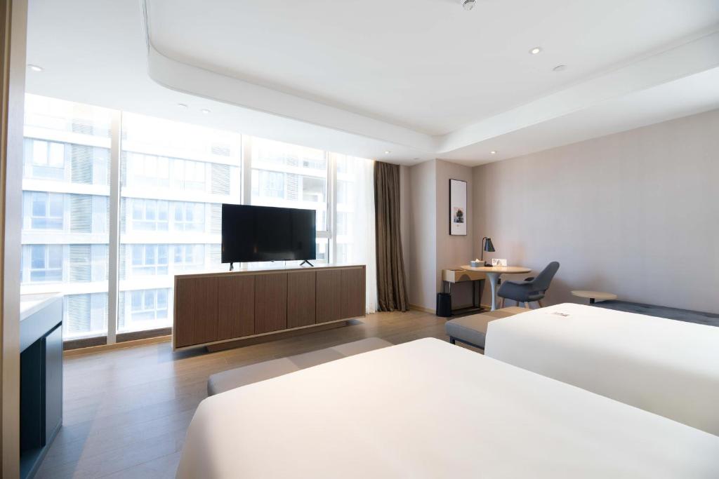 Postel nebo postele na pokoji v ubytování Atour S Hotel Shenzhen Longgang Zhonghaixing