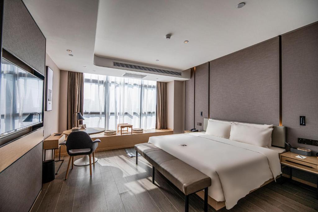 Postel nebo postele na pokoji v ubytování Atour S Hotel Shenzhen Longgang Zhonghaixing