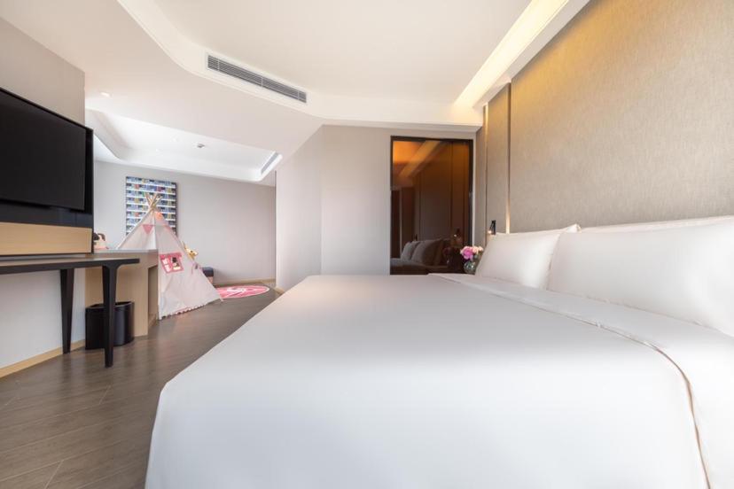 Postel nebo postele na pokoji v ubytování Atour Hotel Zhuhai Gongbei Fuhuali
