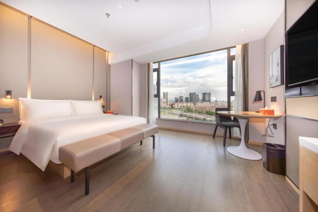 Postel nebo postele na pokoji v ubytování Atour Hotel Zhuhai Gongbei Fuhuali