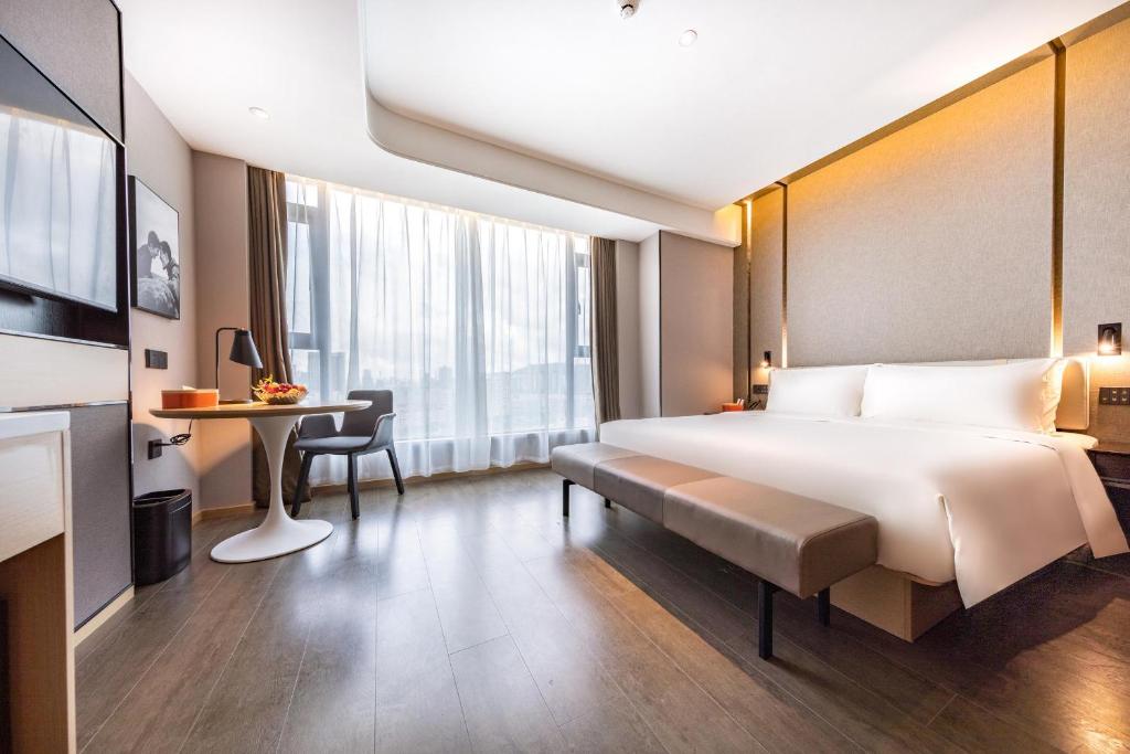 Postel nebo postele na pokoji v ubytování Atour Hotel Zhuhai Gongbei Fuhuali