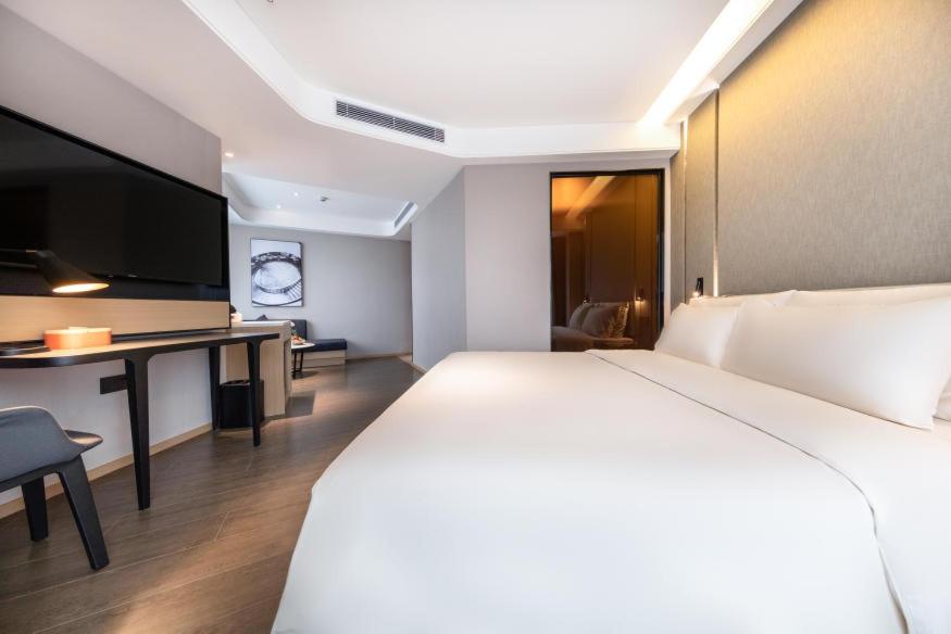 Postel nebo postele na pokoji v ubytování Atour Hotel Zhuhai Gongbei Fuhuali