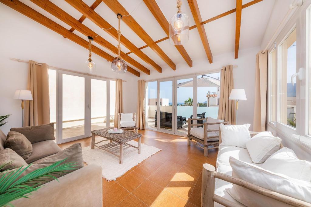 una sala de estar con un sofá y una mesa en Casa Bahia Colonia, en Colonia de San Pedro