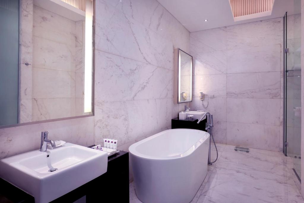 Koupelna v ubytování Grand Mercure Jakarta Harmoni