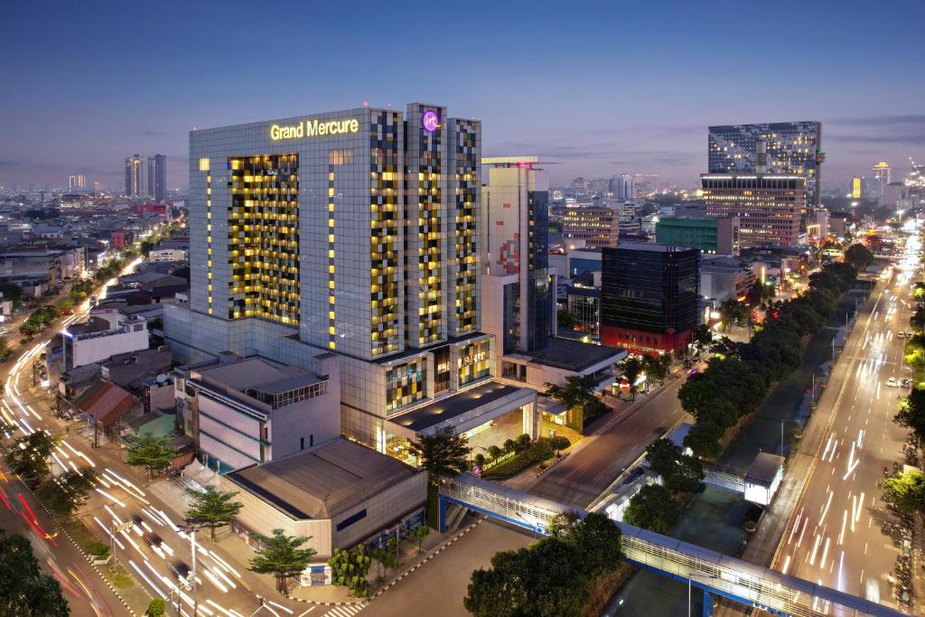 an overhead view of a city with a tall building at Grand Mercure Jakarta Harmoni in Jakarta